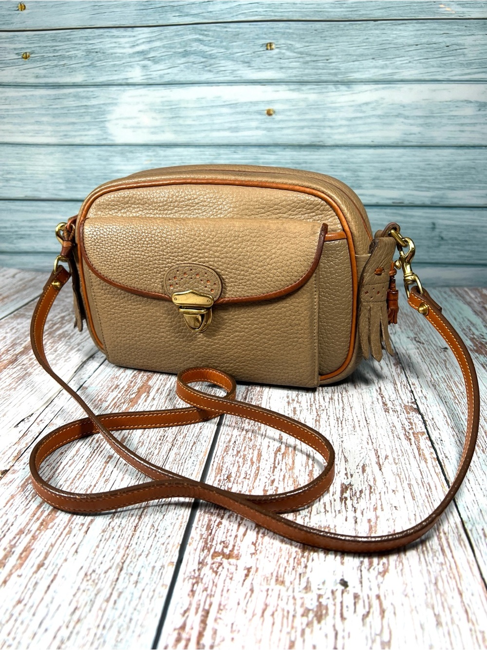 🦆 DOONEY & BOURKE LARGE  KILTY FLAPS TAUPE TAN CROSSBODY BAG AWL PEBBLE VINTAGE